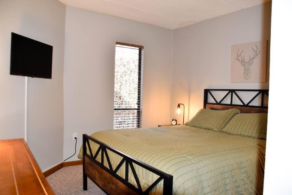 Cozy Mountain Getaway! Mountain Views! 2 Bed, 2 Bath, Sleeps 6 Lägenhet Gatlinburg Exteriör bild