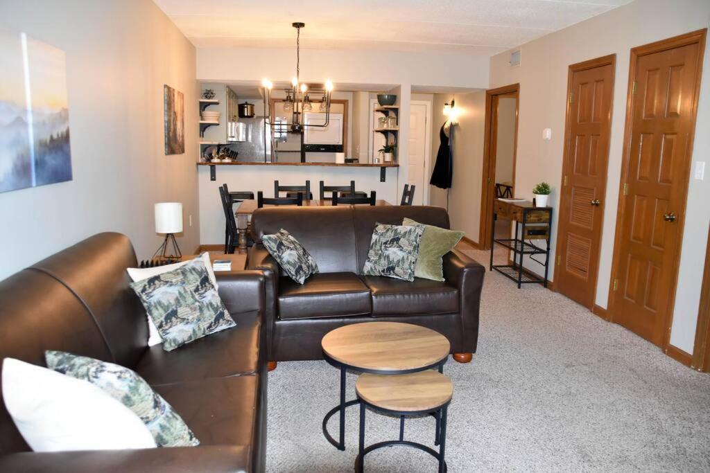 Cozy Mountain Getaway! Mountain Views! 2 Bed, 2 Bath, Sleeps 6 Lägenhet Gatlinburg Exteriör bild