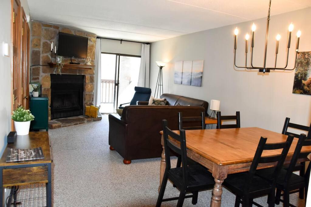 Cozy Mountain Getaway! Mountain Views! 2 Bed, 2 Bath, Sleeps 6 Lägenhet Gatlinburg Exteriör bild