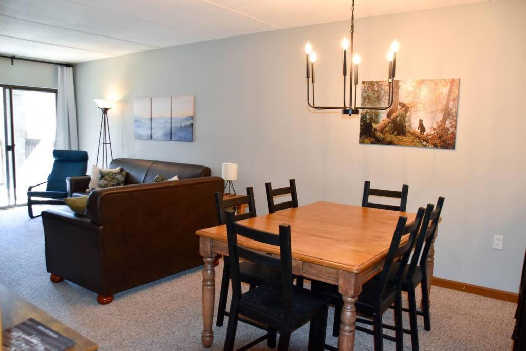 Cozy Mountain Getaway! Mountain Views! 2 Bed, 2 Bath, Sleeps 6 Lägenhet Gatlinburg Exteriör bild