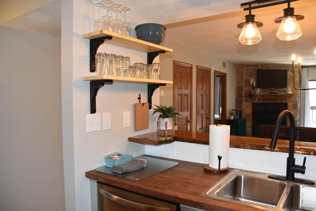 Cozy Mountain Getaway! Mountain Views! 2 Bed, 2 Bath, Sleeps 6 Lägenhet Gatlinburg Exteriör bild