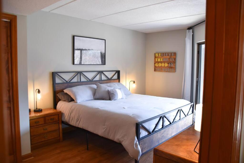 Cozy Mountain Getaway! Mountain Views! 2 Bed, 2 Bath, Sleeps 6 Lägenhet Gatlinburg Exteriör bild