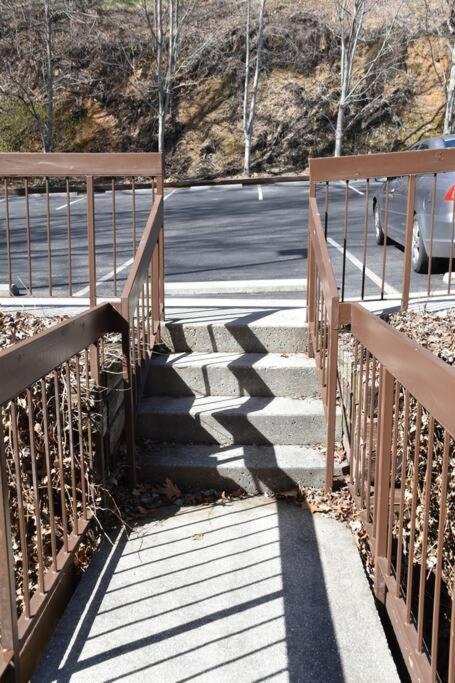 Cozy Mountain Getaway! Mountain Views! 2 Bed, 2 Bath, Sleeps 6 Lägenhet Gatlinburg Exteriör bild