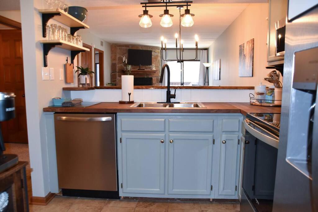 Cozy Mountain Getaway! Mountain Views! 2 Bed, 2 Bath, Sleeps 6 Lägenhet Gatlinburg Exteriör bild
